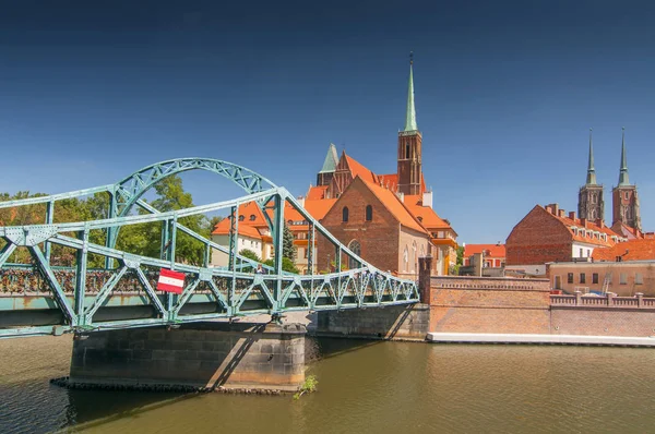Tumski Bridge, connecting old town and Sand Island of Wroclaw with Cathedral Island or Ostrow Tumski, Poland . — стоковое фото