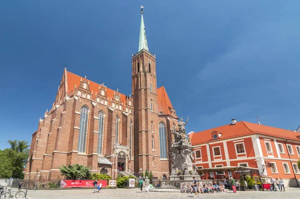 Kirche des heiligen Kreuzes und des heiligen Bartholomäus und Statue des Johannes von Nepomuk in Breslau, Polen. — Stockfoto