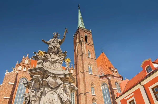 Igreja da Santa Cruz e São Bartolomeu e estátua de João de Nepomuk em Wroclaw, Polônia . — Fotografia de Stock