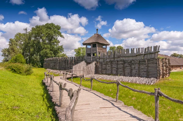 Ricostruzione del pozzo difensivo e della porta dell'insediamento lusaziano nel museo archeologico di Biskupin, Polonia . — Foto Stock