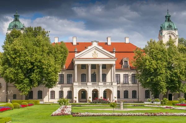 Palacio y jardín de Kozlowka, residencia Zamoyski, Polonia . — Foto de Stock