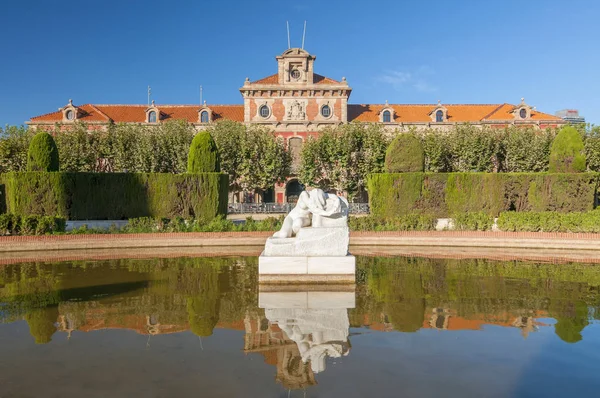 Parlamento de Cataluña sobre la Placa Armes, Parc de la Ciutadella, Barcelona, Cataluña, España . — Foto de Stock