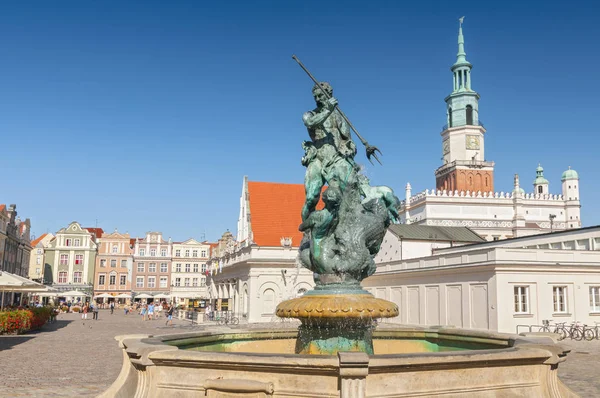 Belediye Binası ve Neptün Çeşmesi Pazar Meydanı, Poznan, Polonya. — Stok fotoğraf