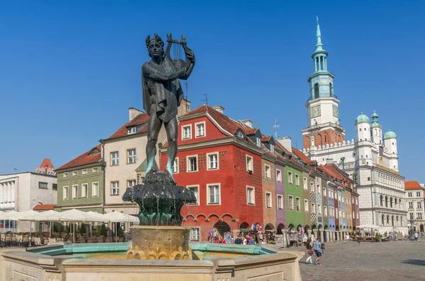 Eski pazar meydanındaki Orpheus heykeli ve belediye binası, Poznan, Polonya. — Stok fotoğraf
