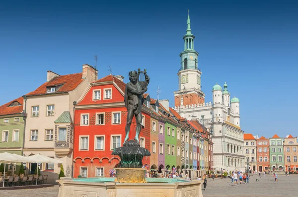 Eski pazar meydanındaki Orpheus heykeli ve belediye binası, Poznan, Polonya. — Stok fotoğraf