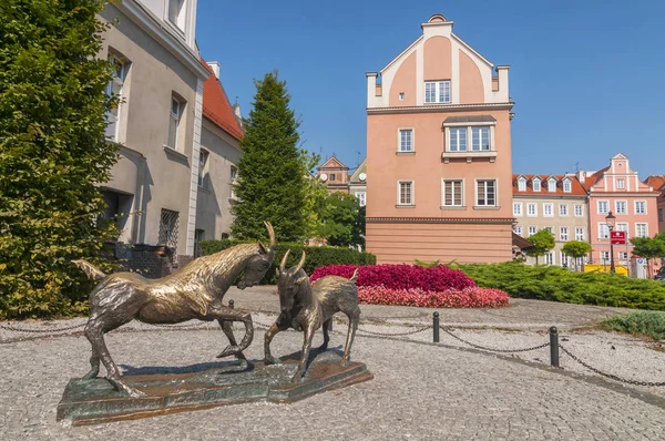 Een standbeeld gewijd aan de geiten die de stad Poznan gered van brand, buiten de oude stad, Poznan Polen. — Stockfoto