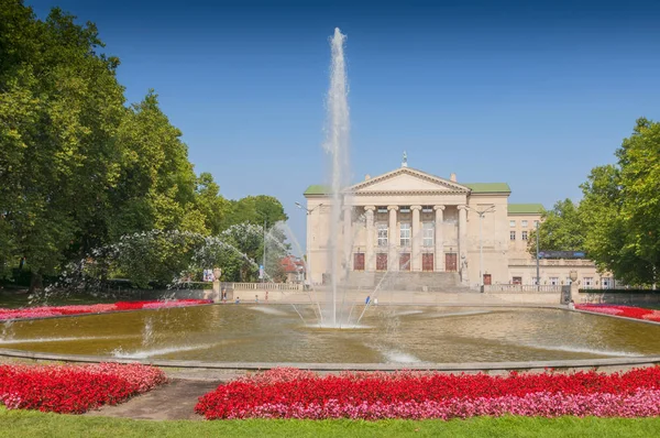 Poznan Stanislaw Moniuszko Grande Teatro (Ópera) edifício com fonte e jardim, Polónia . — Fotografia de Stock