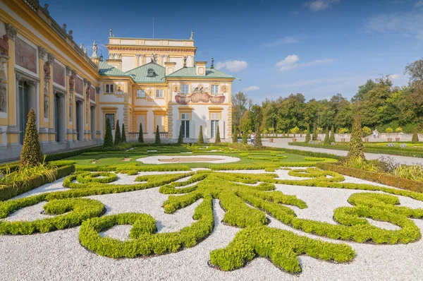 Varşova Polonya 'daki Wilanow Kraliyet Sarayı' ndaki süs bahçesi.. — Stok fotoğraf