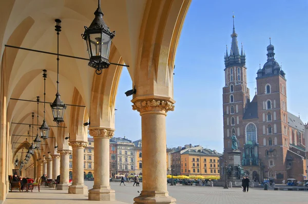 View of Saint Mary 's Basilica from Cloth Hall building Sukiennice on main market square of Cracow, Poland . — стоковое фото