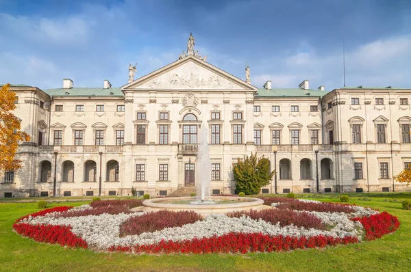 Facciata decorativa in stile barocco Palazzo Krasinski a Varsavia vista dal giardino, Polonia . — Foto Stock