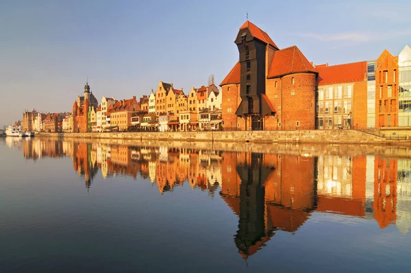 Pommern Danzig die historische Uferpromenade (dlugie pobrzeze) des alten Hafens und der mittelalterliche hölzerne Hafenkran, Polen. — Stockfoto