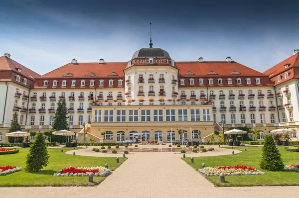 Il maestoso Grand Hotel a Sopot sulla costa del Mar Baltico vicino a Danzica visto dalla spiaggia e lato parco, Polonia. — Foto Stock