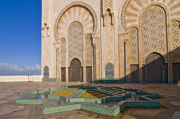 Exterior adornado de la mezquita Hassan II en Casablanca, Marruecos . —  Fotos de Stock