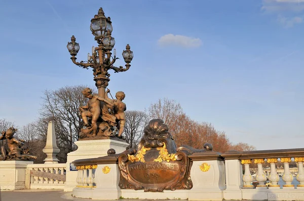 Ponte Pont Alexandre III sobre o rio Sena. Decorado com lâmpadas e esculturas ornamentadas Art Nouveau é a ponte mais extravagante de Paris, França . — Fotografia de Stock
