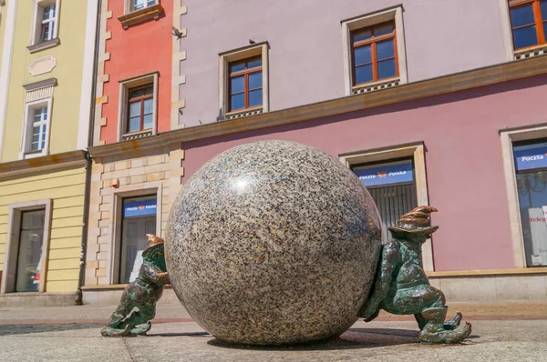 Sisyphers anões na rua Swidnicka em Wroclaw, Polônia . Fotos De Bancos De Imagens Sem Royalties