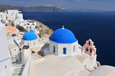 Denize bakan mavi kubbeli Yunan beyaz kiliseleri, Oia, Santorini, Cyclades Adaları, Yunanistan.
