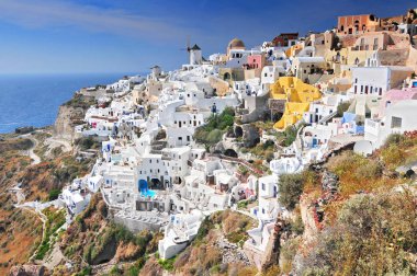 Santorini Caldera Oia 'nın bakış açısı Beyaz evler ve yel değirmenleri, Oia, Santorini Adası, Yunanistan.