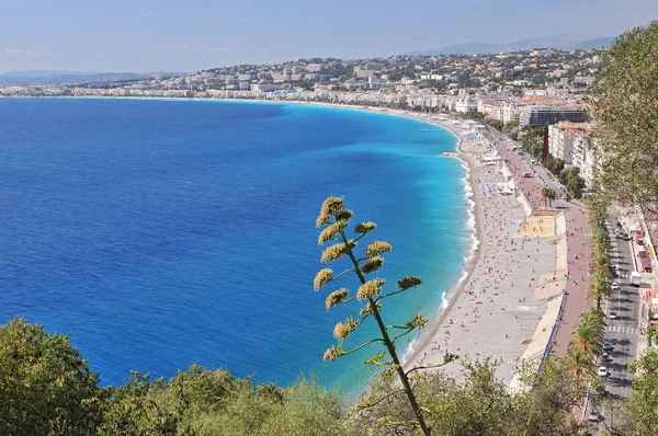 Het strand en de promenade Des Anglais, Nice, Côte d 'Azur, Frankrijk. — Stockfoto