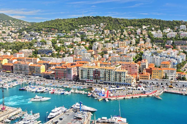 Port du Nice (haven van Nice) van bovenaf gezien in La Colline du Chateau in Nice, Frankrijk. — Stockfoto