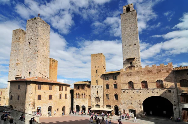 Torri Salvucci, Palazzo del Podesta och Torre Grossa, Piazza del Duomo, San Gimignano, Toscana, Italien. — Stockfoto