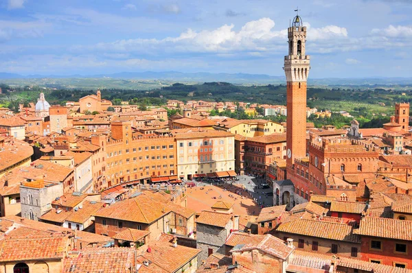 Siena, Toskana, İtalya şehir manzaralı çan kulesi ve meydanı Torre del Mangia ve Piazza del Campo. — Stok fotoğraf