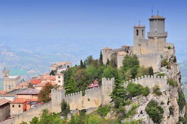 La fortaleza de Guaita (Prima Torre) es la torre más antigua y famosa de Monte Titano, San Marino . —  Fotos de Stock