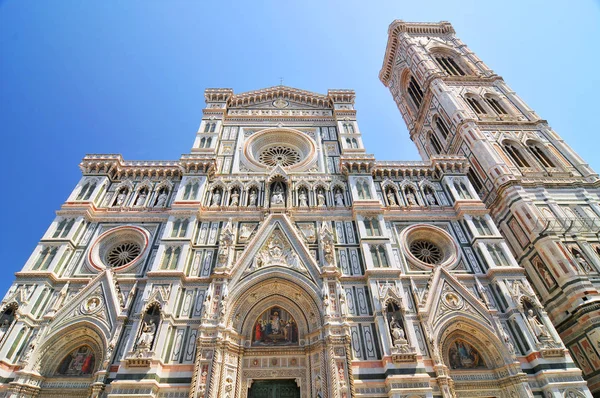 Katedralen Santa Maria del Fiore eller Duomo, sedd från Piazza San Giovanni, Florens, Italien. — Stockfoto