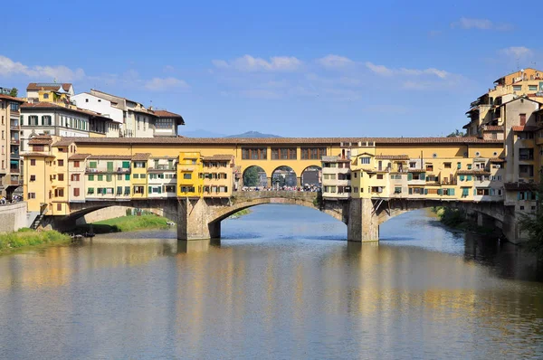 Ponte Vecchio från norra sidan av floden Arno, Florens, Toscana, Italien. — Stockfoto
