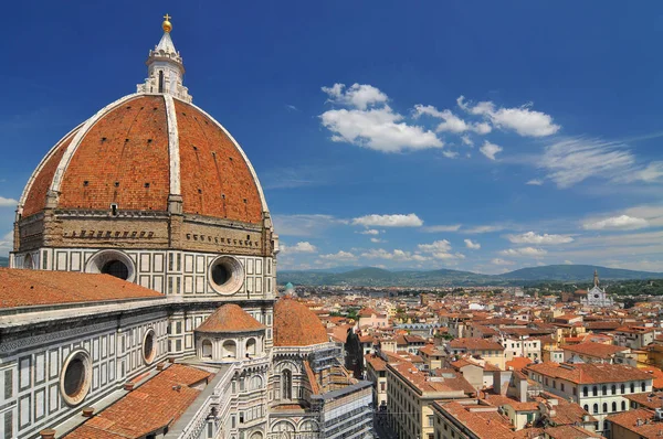 Vista del Duomo y la ciudad de Florencia, en la Toscana italiana, Italia . —  Fotos de Stock