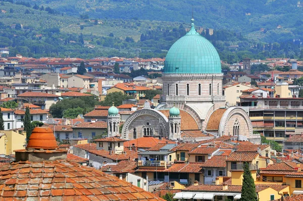 フィレンツェ中心部のシナゴーグとフィレンツェの景色イタリア. — ストック写真