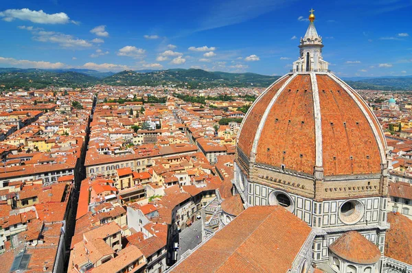 Utsikt över Duomo och staden Florens, i italienska Toscana, Italien. — Stockfoto