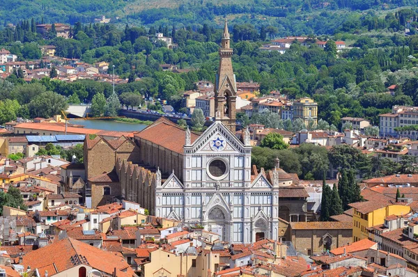 Panoramautsikt över Santa Croce kyrkan och gamla stan i Florens, Italien. — Stockfoto