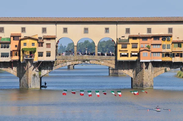 Ponte Vecchio dal lato nord del fiume Arno, Firenze, Toscana, Italia . — Foto Stock