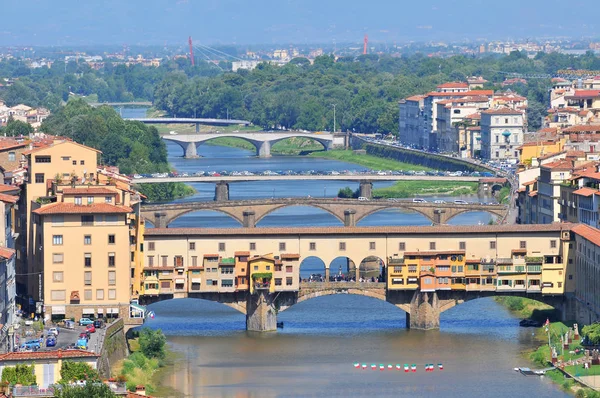 Ponte Vecchio från norra sidan av floden Arno, Florens, Toscana, Italien. — Stockfoto