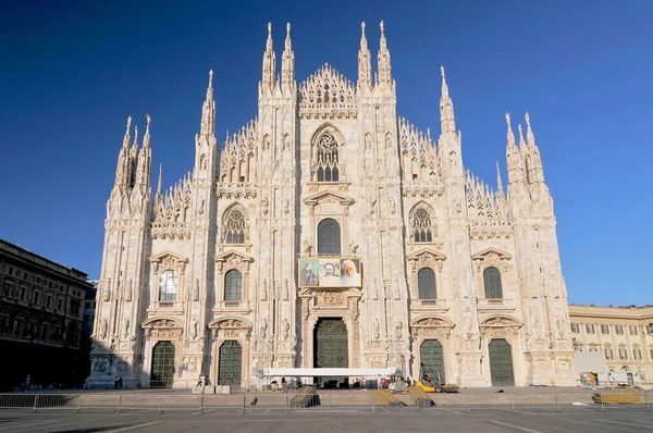 밀라노 대성당, 두오모 디밀 리아노, 첨탑 이 있는 대리석 정면, 스페인. — 스톡 사진