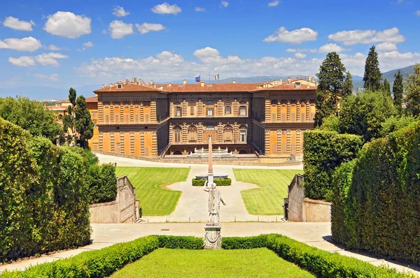 Boboli bahçesindeki Palazzo Pitti, Floransa, İtalya. — Stok fotoğraf