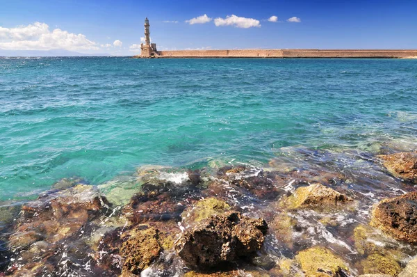 Der Leuchtturm an der Hafeneinfahrt von Chania, Beton, Griechenland. — Stockfoto