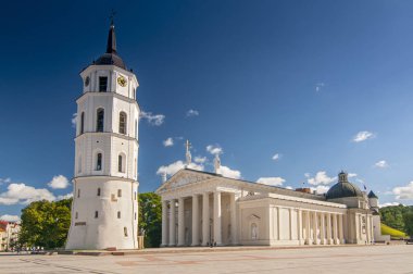 St. Stanislaus Katedral Bazilikası ve St. Vladislav Yaz güneşli bir günde çan kulesiyle, Vilnius, Litvanya.