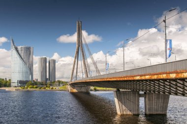 Riga, Letonya 'daki Daugava nehri üzerinde Vansu Köprüsü' nde kablo kaldı..