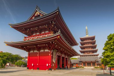 Asakusa, Tokyo Sensoji Tapınağının Hozomon Kapısı ve beş katlı pagoda, Japonya.