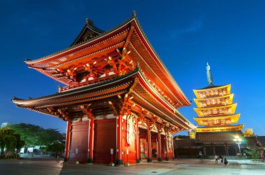 Asakusa, Tokyo Sensoji Tapınağının Hozomon Kapısı ve beş katlı pagoda, Japonya.