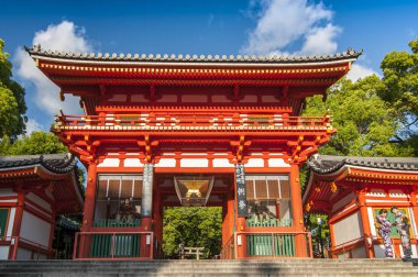 Yasaka Jinja tapınağının ana kapısı. Japonya 'nın Kyoto şehrinde bir Shinto tapınağı..