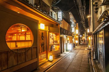 Pontocho sokağı gece görüşü, Kyoto, Japonya.