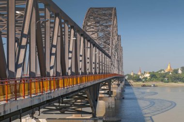 Irrawaddy Köprüsü (veya Yadanabon) Irrawaddy Nehri üzerinde, Sagaing, Mandalay, Myanmar (Burma).