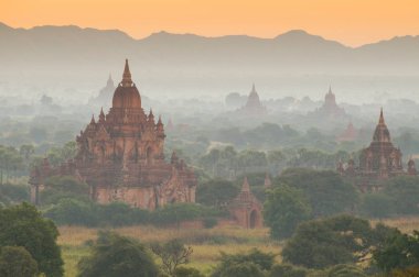 Bagan, Mandalay ve Myanmar tapınaklarının üzerinde gün batımı.