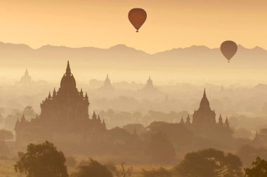 sıcak hava balonu üzerinde düz bagan puslu sabah, myanmar.