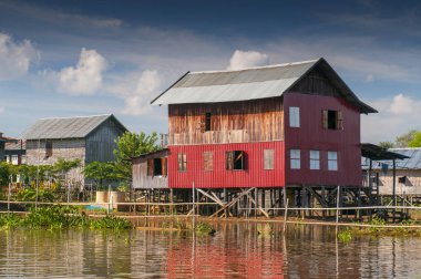 Inle Gölü, Myanmar 'da bambu çubukları üzerinde bir ev (Burma).