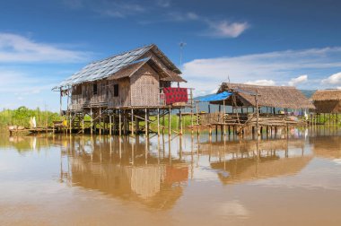 Inle Gölü, Myanmar 'da bambu çubukları üzerinde bir ev (Burma).