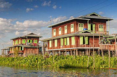 Inle Gölü, Myanmar 'da bambu çubukları üzerinde bir ev (Burma).