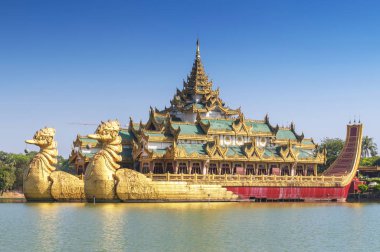 Kandawgyi 'deki Karaweik Sarayı Kraliyet Gölü, Yangon, Myanmar.